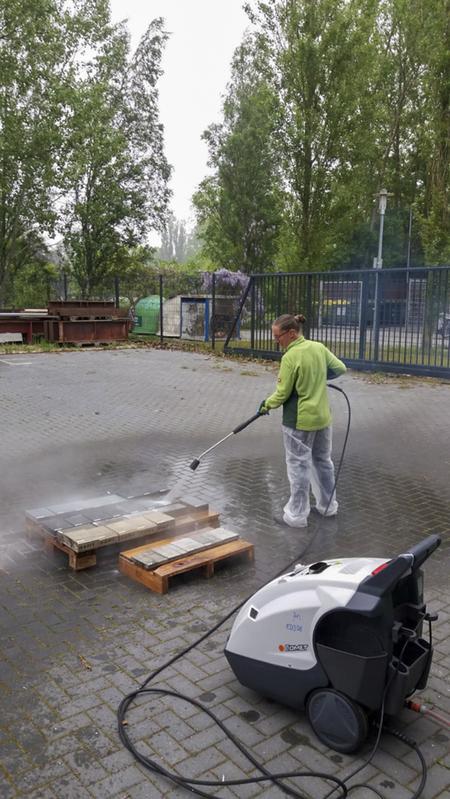 Sandra Jäntsch beim Reinigen der Betonproben im Hof des Bereiches Bauingenieurwesen, Campus Wismar.