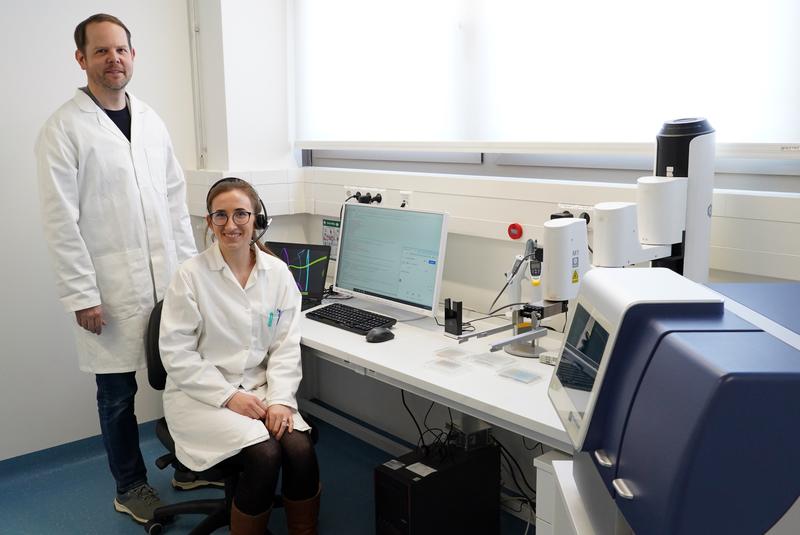 Haben dem Sprachassistenten von Google Laborsprache beigebracht: Prof. Dr. Thole Züchner und die Doktorandin Nicole Rupp.