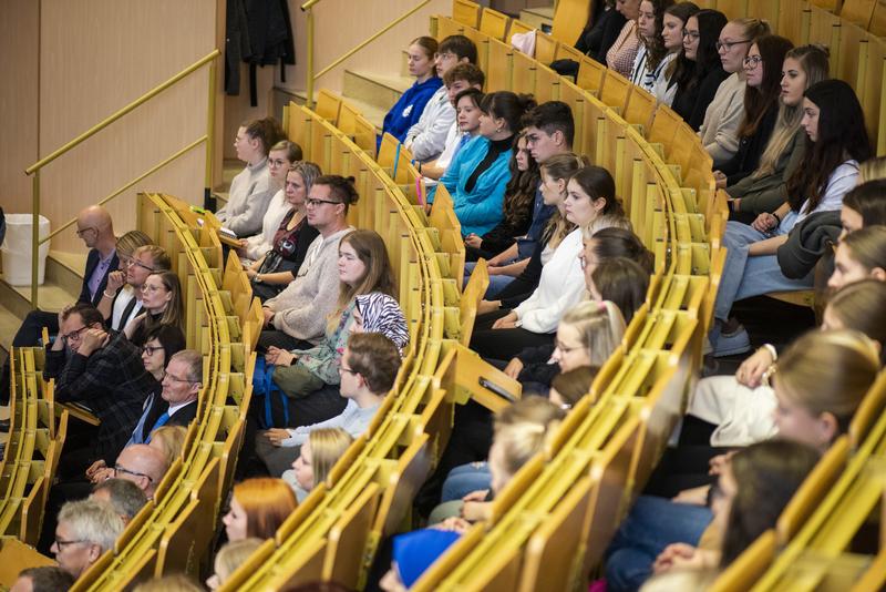 Studierende des praxisintegrierenden Lehramtsstudiengangs der Brandenburgischen Technischen Universität Cottbus-Senftenberg im Hörsaal. 