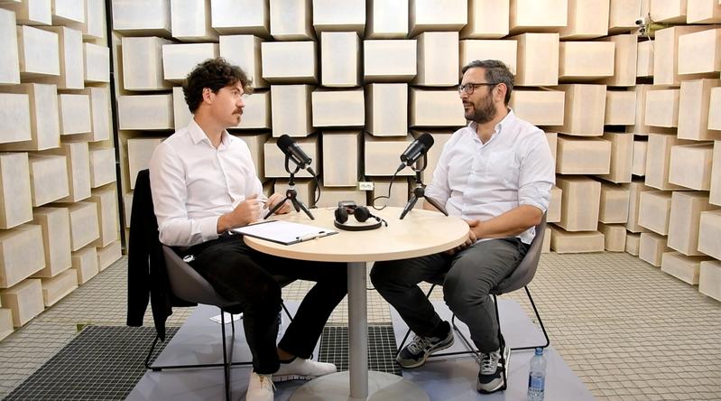 In Folge 1 des WISSEN LEBEN Podcasts der Medizinischen Universität Innsbruck spricht Podcaster Laurin Mauracher (l.) mit Philipp Zelger (r.) über die Forschung in der "Camera Silenta", dem stillsten Raum Tirols