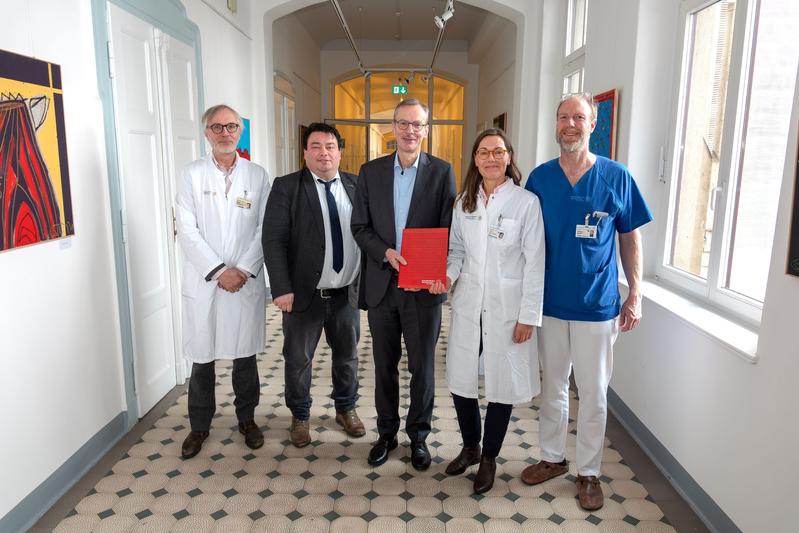 Das Uniklinikum Dresden und die AOK PLUS haben einen Versorgungsvertrag für ein Kinder- und Jugendkopfschmerzprogramm geschlossen (v.l.): Prof. Rainer Sabatowski, Frank Ohi, Rainer Striebel, Prof. Gudrun Goßrau, Dr. Matthias Richter.