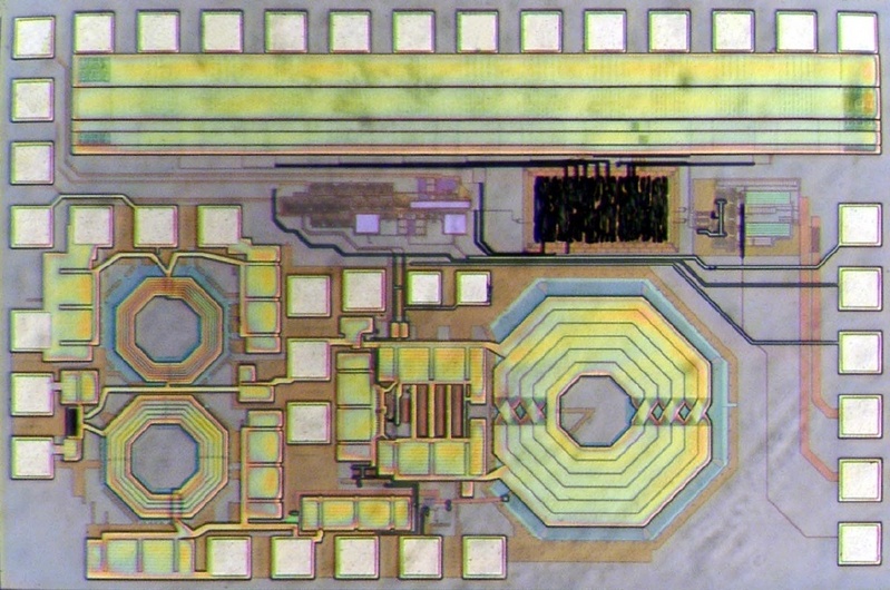 Dieser Sender mit einer Breite von zwei Millimetern vereint digitale und analoge Funktionen auf einem Chip. Die achteckigen Bereiche sind Spulen des Verstärkers und Oszillators. ©Fraunhofer IIS