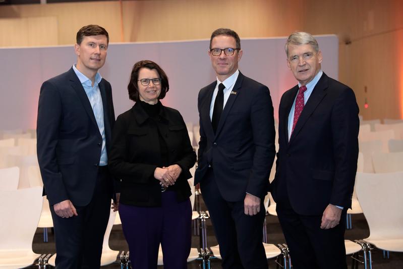 Tauschten sich zum Megatrend KI aus (v.l.n.r.): Keynote Speaker Prof. Dr. Nils Urbach, Frankfurt UAS, Eva Wunsch-Weber, Frankfurter Volksbank Rhein/Main, Prof. Dr. Kai-Oliver Schocke, Frankfurt UAS, Andreas de Maizière, Hessischer Kreis.