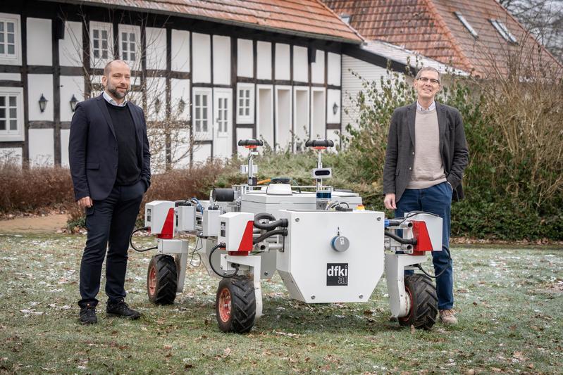 Martin Atzmüller (links im Bild) leitet seit dem 1. Januar 2024 den Forschungsbereich Planbasierte Robotersteuerung zusammen mit Joachim Hertzberg (rechts im Bild).