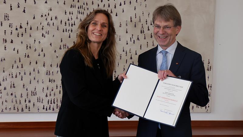 Katja Keul, Staatsministerin im Auswärtigen Amt, überreicht dem ehemaligen Präsidenten der Alexander von Humboldt-Stiftung Hans-Christian Pape das Bundesverdienstkreuz 1. Klasse