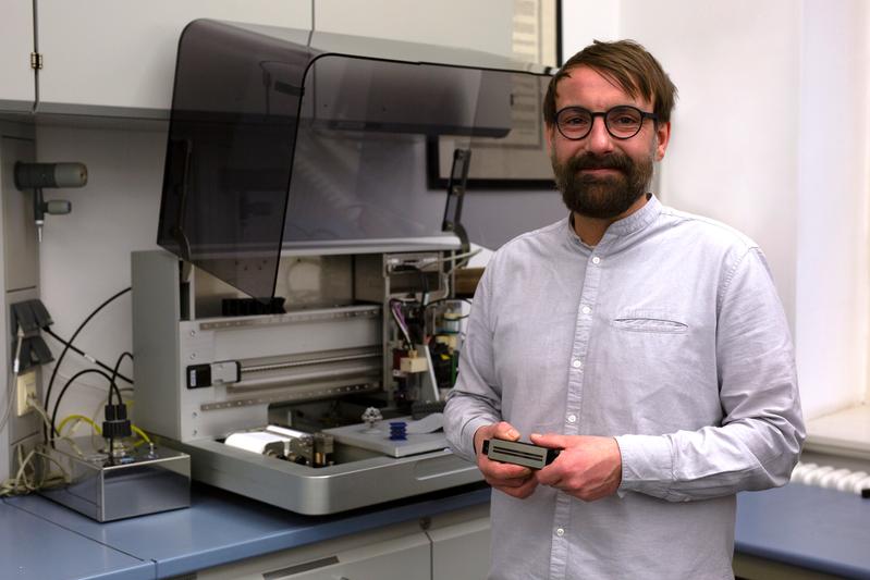 Prof. Dr. Ingo Reinhold mit einem Inkjet-Laserdruck-Kopf
