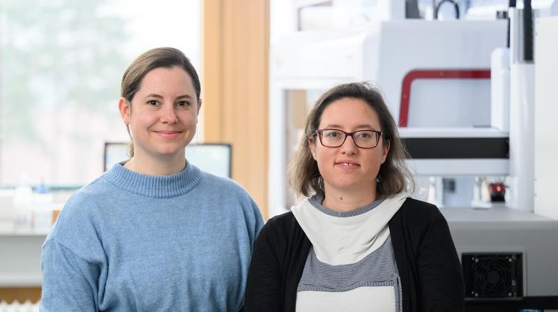 Susanne Brenzinger und Ana Brochado im Mikrobiologischen Labor an der Universität Würzburg.
