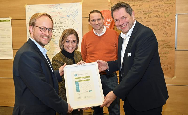 Testat-Übergabe (v.l.) Prof. Dr. Franz Vogler, Prorektor für Nachhaltigkeit & Digitalisierung der FH Dortmund, Heike Marzen, Dortmunder Wirtschaftsförderung, Dr. Frank Ragutt, Gemeinwohl-Ökonomie Deutschland, Thomas Kendziorra, Vertreter der FH-Kanzlerin.