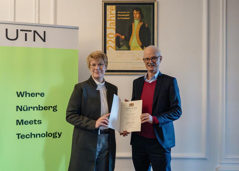 Founding President Prof. Hans Jürgen Prömel presents Prof. Veronika Grimm with the certificate of appointment as Professor of Energy Systems and Market Design at UTN.