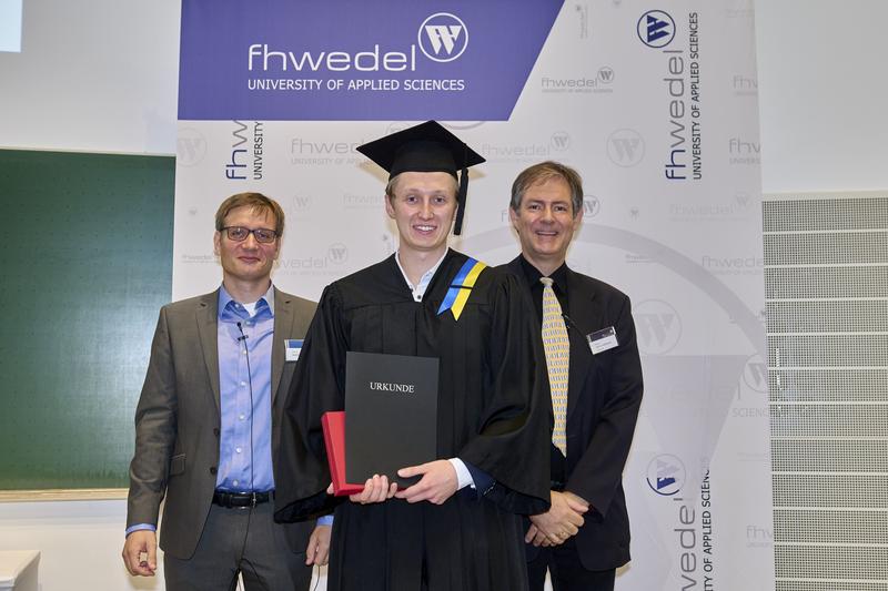 (v.l.) Prof. Hendrik Annuth, Studiengangsleiter Data Science & Artificial Intelligence, Tom Tlok, Absolvent der FH Wedel und Entwickler des KI-Detektors sowie Prof. Ulrich Hoffmann, Vorsitzender des Wedeler Hochschulbundes e.V.