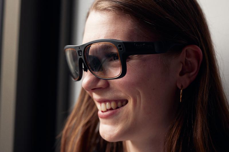 Doktorandin Eliza Starke aus dem HSBI-Transferprojekt InCamS@BI mit dem mobilen Eyetracker. 