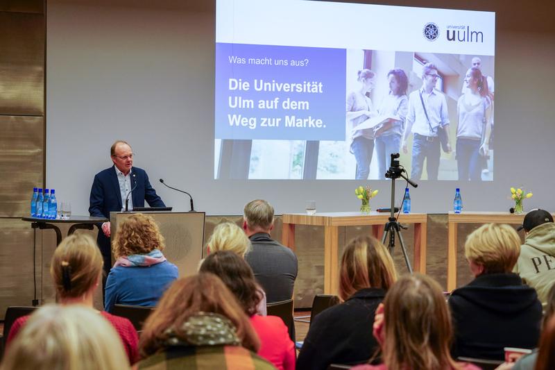 Was die Uni Ulm ausmacht und weshalb es für sie wichtig ist, eine erkennbare Marke zu sein, erläuterte Präsident Prof. Michael Weber der Universitätsgemeinschaft