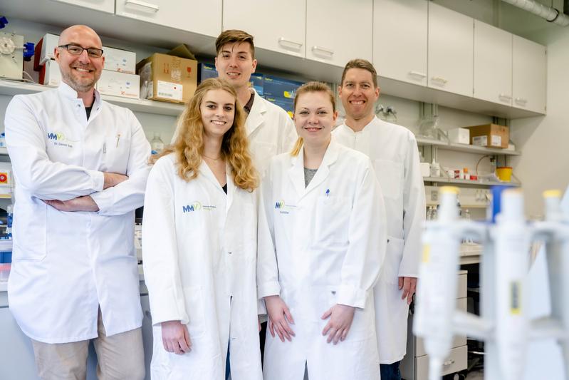 Daniel Todt, André Gömer, Eike Steinmann (hinten von links), Michelle Jagst (vorn links) und Mara Klöhn aus der Abteilung Medizinische und Molekulare Virologie der Ruhr-Universität 