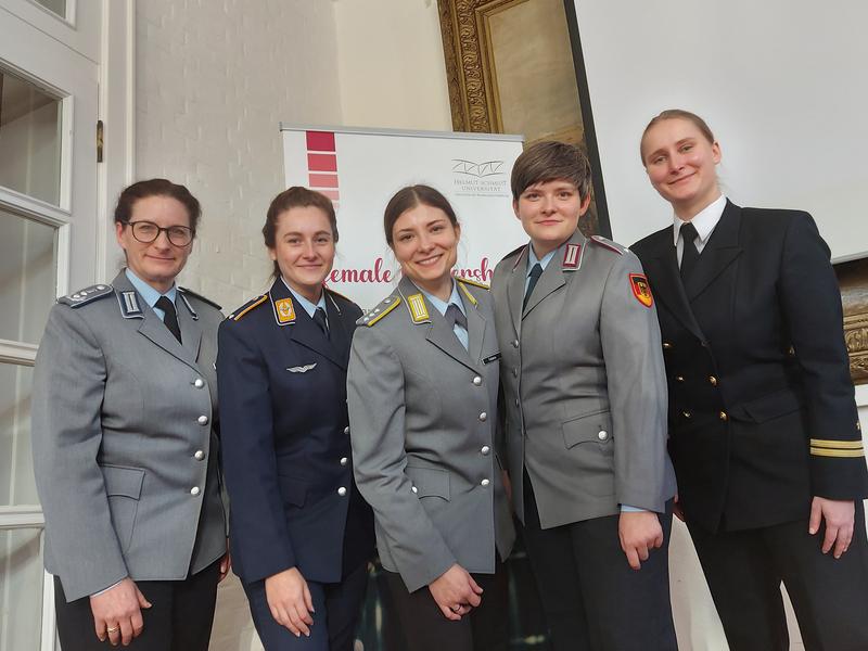 Starke Führung in der Bundeswehr (v.l.n.r.): Anja Reich (militärische Gleichstellungsbeauftragte BMVg), Stella Müller, Lisann Folkens (militärische Gleichstellungsbeauftragt HSU/UniBw H), Sarah Kretschmann, Katharina Johansson