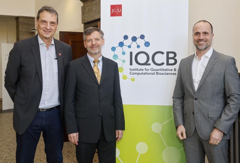 Bei der Eröffnung des IQCB (v.l.): JGU-Vizepräsident für Forschung und wissenschaftlichen Nachwuchs Prof. Dr. Stefan Müller-Stach, IQCB-Gründungsdirektor Prof. Dr. Peter Baumann und Wissenschaftsminister Clemens Hoch