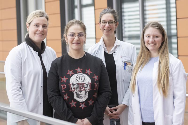 V.l.n.r.: Univ.-Prof. Dr. Julia Weinmann-Menke (I. Medizinische Klinik und Poliklinik, Universitätsmedizin Mainz), Alexandra Diaconescu-Pofoni (Patientin), Dr. Eva Wagner-Drouet (ZZIT, III. Med., UM), Anne Schreiber (I. Med., UM).