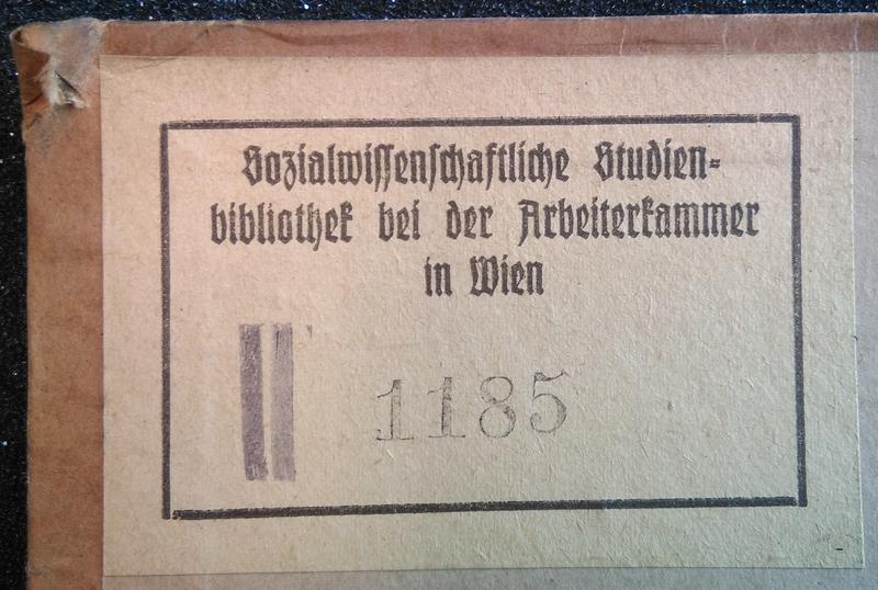 Anhand des Etiketts der Sozialwissenschaftlichen Studienbibliothek bei der Arbeiterkammer in Wien konnte der Band als NS-Raubgut identifiziert und in an die rechtmäßige Eigentümerin, die AK Bibliothek Wien für Sozialwissenschaften, restituiert werden.