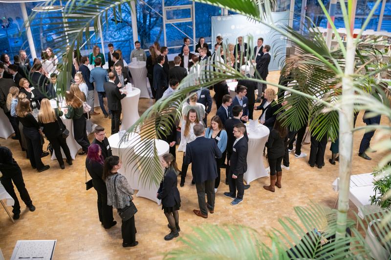 Die Uni-Mensa ist für die Übergabefeier der Deutschlandstipendien festlich dekoriert 