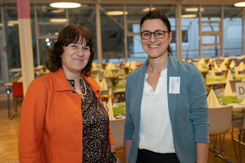 Gastgeberin Prof. Olga Pollatos, Vizepräsidentin für Lehre, und Prof. Tina Seufert, die einen Impulsvortrag zur Zukunft des Lernens hielt 