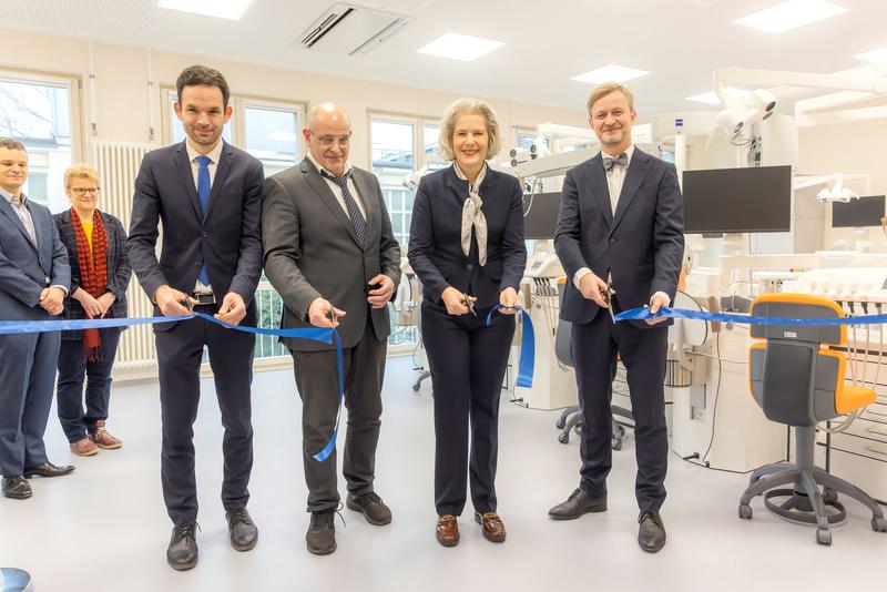 Erweiterungsbau eröffnet: Prof. Dr. Till Köhne, Studiendekan Zahnmedizin; Prof. Dr. Ingo Bechmann, Dekan Medizinische Fakultät; Rektorin Prof. Dr. Eva Inés Obergfell und und Dr. Andreas Handschuh, Staatssekretär im SWMK durchschneiden das Band