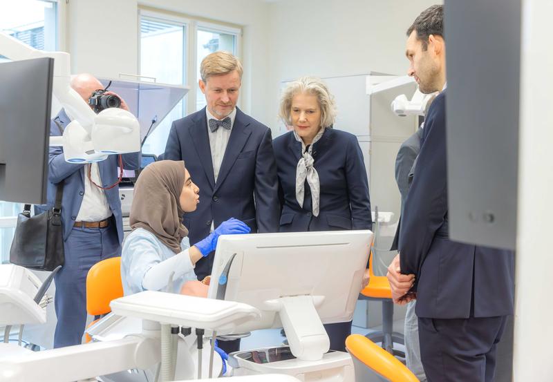 Dr. Andreas Handschuh, Staatssekretär im SMWK und Rektorin Prof. Dr. Eva Inés Obergfell lassen sich von einer Studentin die neuen Geräte für die zahnmedizinische Lehre erklären.