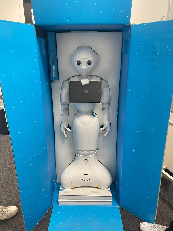 Roboter Pepper in seiner Transportbox
