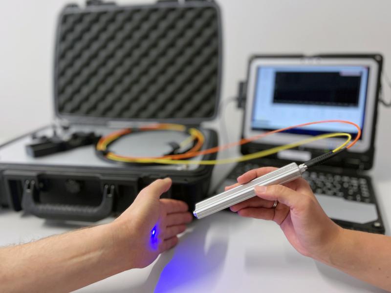 Kompaktes Raman-Sensor-System für klinische Tests - damit lässt sich die Carotinoid-Konzentration in der Haut berührungslos bestimmen. Aus den Werten lassen sich Rückschlüsse auf den Gesundheitszustand von Menschen ziehen.