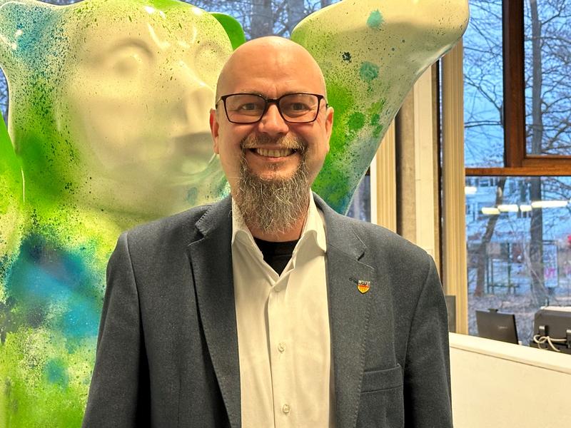 Nach der Wiederwahl zum Rektor: Prof. Dr. Sebastian Schröer-Werner in der EHB-Bibliothek am 24. Januar 2024