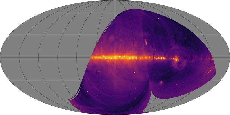 SKAMPI-Radiobild des Südhimmels bei 2,5 GHz Wellenlänge. Das Bild zeigt die Radiostrahlung von dem Teil des Himmels, der vom Teleskopstandort in Südafrika aus zugänglich ist, in galaktischen Koordinaten mit dem galaktischen Zentrum im Bildzentrum. 