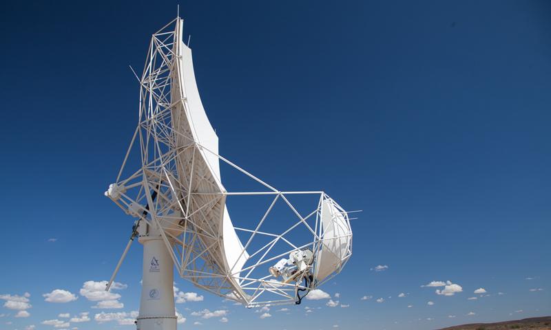 Das SKA-MPIfR-Teleskop (SKAMPI) in der Karoo-Halbwüste in Südafrika.