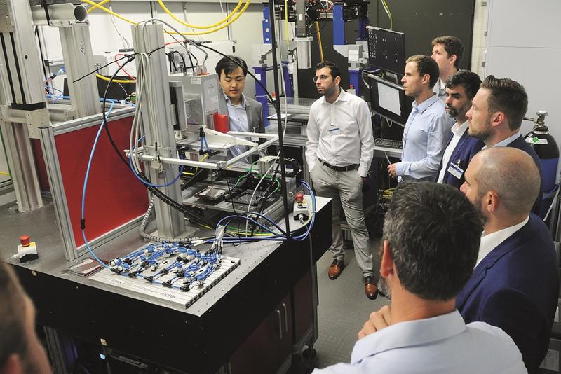 Im Hydrogen Lab stehen eine große Bandbreite an lasertechnischen Versuchsanlagen zur Verfügung. Mit den Anlagen werden laserbezogene Fertigungsschritte zur Herstellung von metallischen Bipolarplatten abgedeckt, die in Brennstoffzellen zum Einsatz kommen.