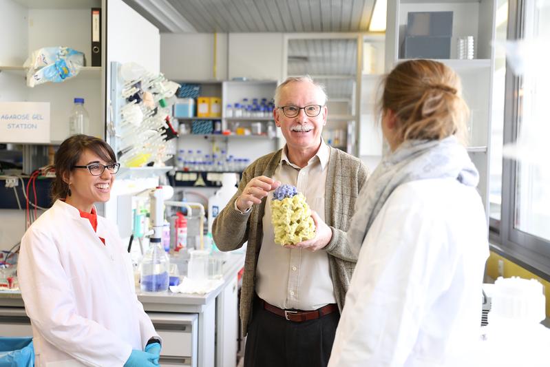 F.-Ulrich Hartl (Mitte) zusammen mit zwei seiner Wissenschaftlerinnen im Labor.