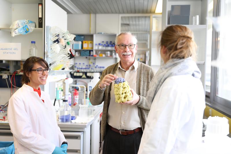 F.-Ulrich Hartl (center) together with two of his scientists in the laboratory.