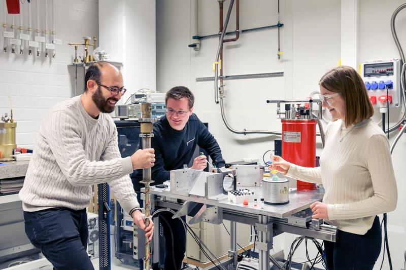 For their research at the interface between chemistry and physics, Lorenzo Tesi, Lukas Bauder and Sarah Suchaneck need advanced equipment, such as the High Frequency Magnetic Resonance Spectrometer. 