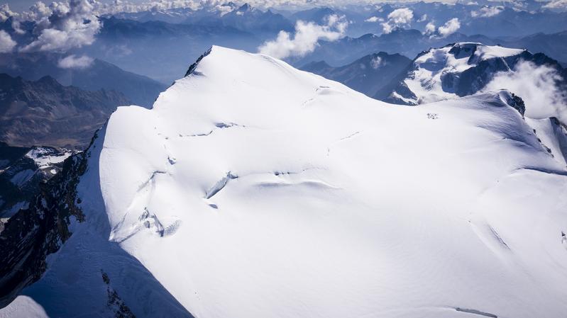 Auch das ewige Eis auf dem Grand Combin ist nicht für die Ewigkeit geschaffen. Rechts oben im Bild sieht man das Bohrcamp der 2020 von PSI-Forscher Theo Jenk geleiteten Ice-Memory-Expedition.