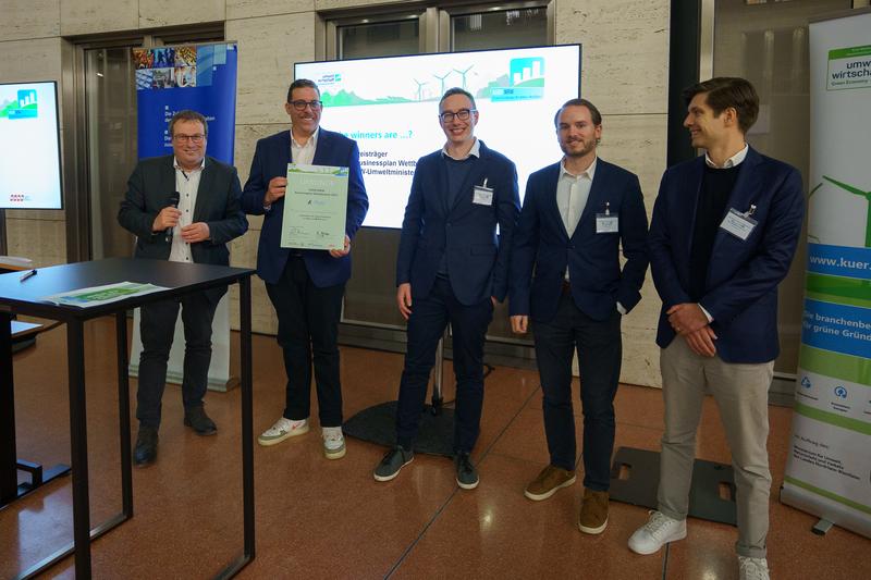 Übergabe der Urkunde des Businessplan Wettbewerbs KUER.NRW 2023 an das RWTH Start-Up SA-Dynamics; von links nach rechts: Oliver Krischer (Minister für Umwelt, Naturschutz und Verkehr des Landes NRW), Sascha Schriever (SA-Dynamics); Maximil