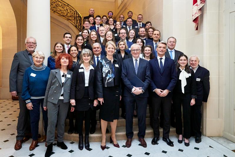 Die Preisträger*innen, ihre jeweiligen Förderer sowie der Botschafter der Bundesrepublik Deutschland in Frankreich, Herr Stephan Steinlein, und die Hochschulleitung der DFH