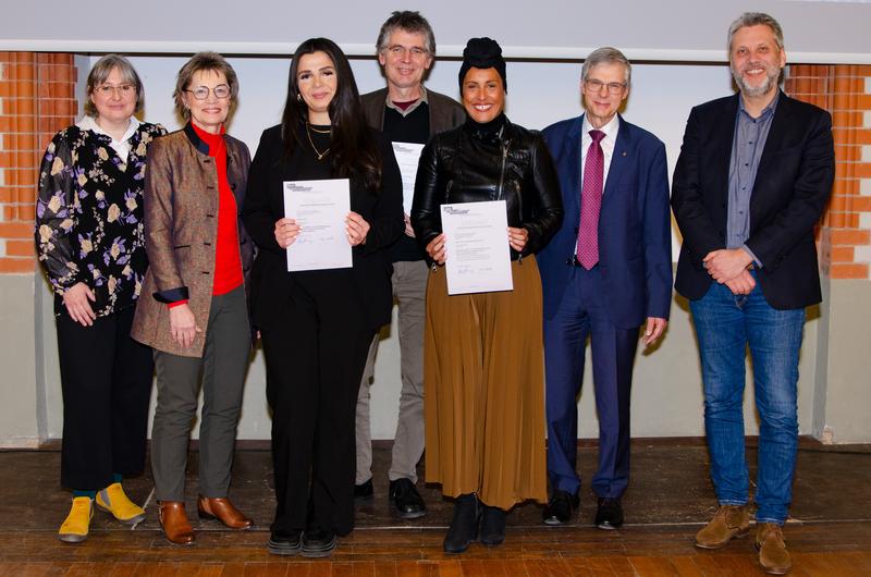 (v.l.n.r.:) Nicola Hille (Gleichstellungsbeauftr.), Prof. Katja Scholz-Bürig (Vizepr.), Preisträger*innen Fatma Celik, Prof. Dr. Tim Rohrmann und Verw.-Prof. Denise Bernhard-Banza, Prof. Dr. Wolfgang Viöl (Vizepr.) und Dr. Marc Hudy (HAWK-Präsident).