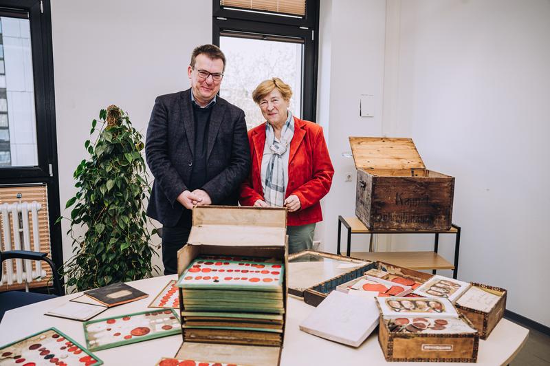 Sabine Röder, die Enkelin des Ethnologen Theodor Koch-Grünberg, übergibt eine wertvolle Siegelsammlung an Prof. Stefan Tebruck vom Historischen Institut der JLU.