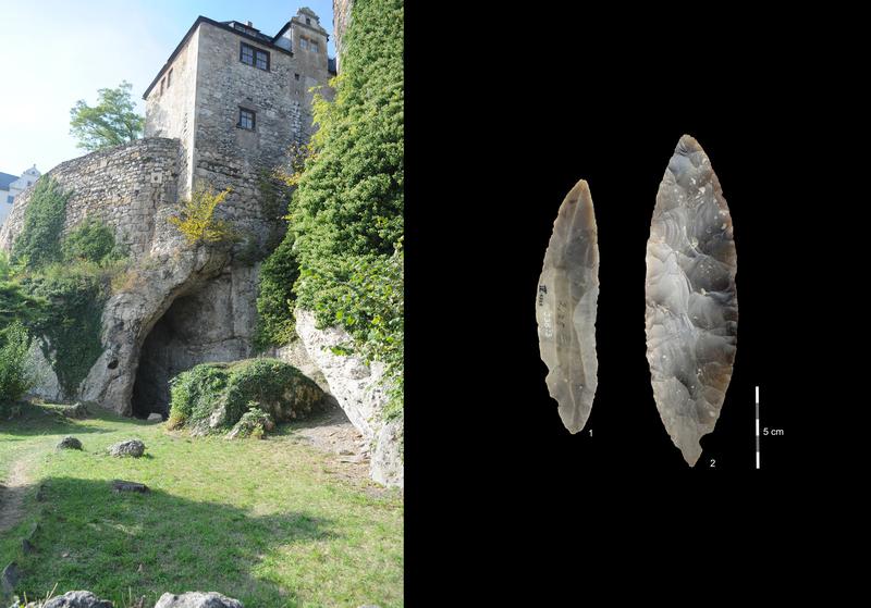 Links: Die Fundstelle Ilsenhöhle unter der Burg Ranis, Thüringen; Rechts: Zwei Blattspitzentypen des LRJ aus der Ilsenhöhle in Ranis, 1) teilweise beidseitig bearbeitete Klingenspitze, 2) bifazielle Blattspitze.