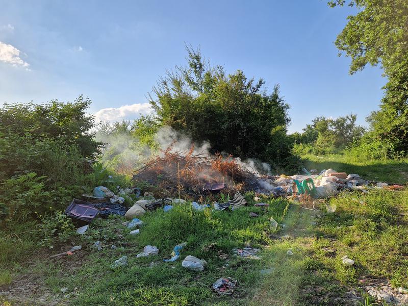 Belastet die Umwelt: Illegales Verbrennen von Haushaltsabfällen jeglicher Art wie hier bei Viti (Republik Kosovo).
