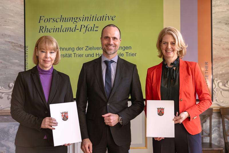 Wissenschaftsminister Clemens Hoch (RLP) stellte mit den Präsidentinnen der Hochschule Trier, Prof. Dr. Dorit Schumann (links), und der Universität Trier, Prof. Dr. Eva Martha Eckkrammer, die Zielvereinbarungen für die Forschungsinitiative des Landes vor.