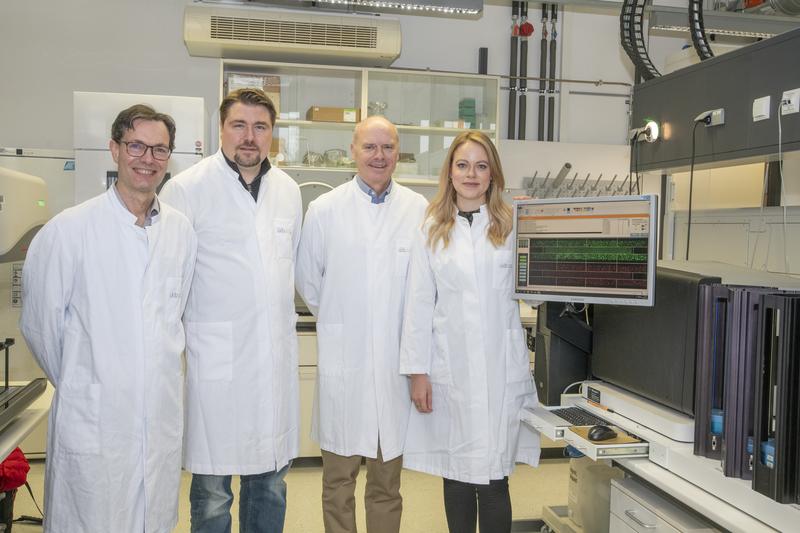 (from left) Prof. Bernhardt Sachs from the BfArM and Prof. Andreas Forstner, Prof. Markus Nöthen and Carina Mathey from the Institute of Human Genetics of the UKB and the University of Bonn.
