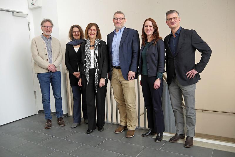 Nach der Wahl der neuen Prorektor*innen der Universität Konstanz, deren Amtszeit am 1. April 2024 beginnt: (von links) Kanzler Jens Apitz, Christine Peter, Rektorin Katharina Holzinger, Rüdiger Wilhelmi, Isabell Otto und Dirk Leuffen.