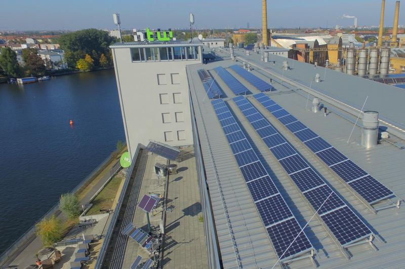 Photovoltaik-Anlagen auf einem Dach am Campus Wilhelminenhof der HTW Berlin