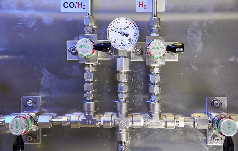 Zuleitungen der Ausgangsstoffe für die Produktion von Methanol: Kohlenmonoxid (CO) und Wasserstoff (H2). Beim Projekt E4MeWi stammen diese Stoffe aus nachhaltigen Quellen. 