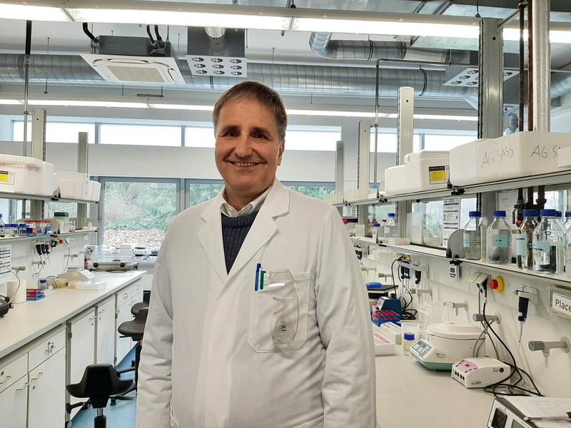Professor Jörn Oliver Sass erforscht an der Hochschule Bonn-Rhein-Sieg die Hintergründe seltener Krankheiten.