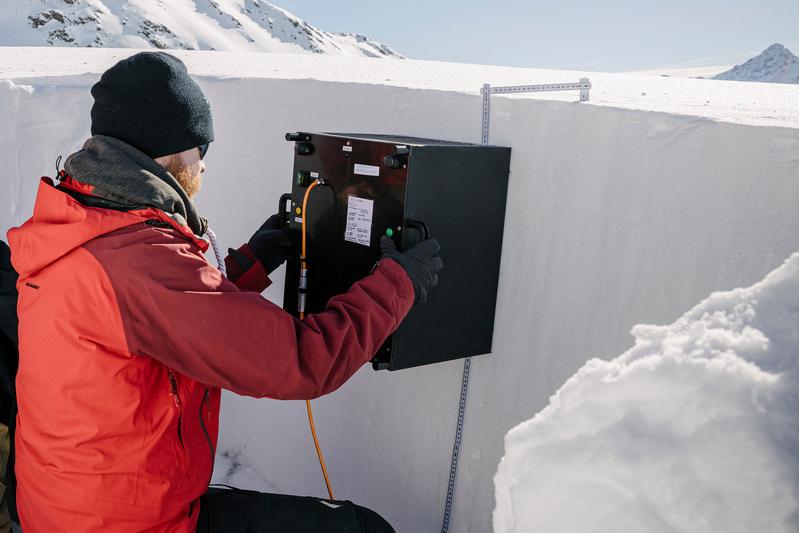 SLF-Physiker Lars Mewes misst mit dem Prototypen des SnowImagers den Aufbau der Schneedecke im Pischa-Gebiet bei Davos (Schweiz).