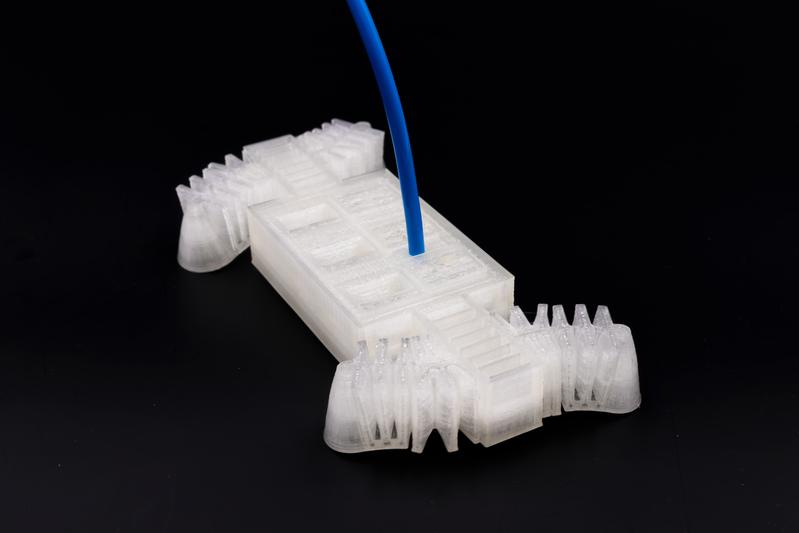 Mit den Modulen ist es zum ersten Mal möglich, flexible und elektronikfreie Softroboter vollständig im 3D-Drucker mit Filament aus konventionellem Druckmaterial herzustellen. 
