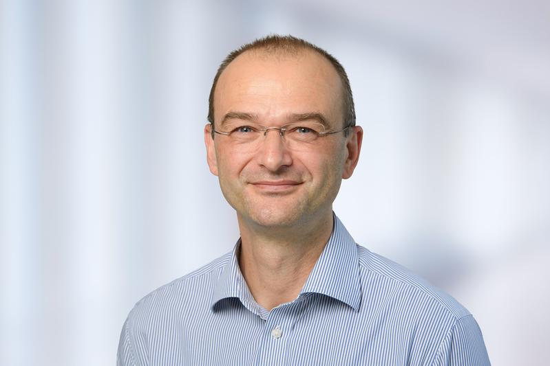 Prof. Dr. Tobias Moser, director of the Institute for Auditory Neuroscience, University Medical Center Göttingen and Speaker of the Cluster of Excellence Multiscale Bioimaging (MBExC).